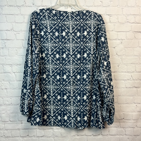 BloomChic Blue & White Print V Neck Button Front Lantern Sleeve Top Plus… - Picture 7 of 7